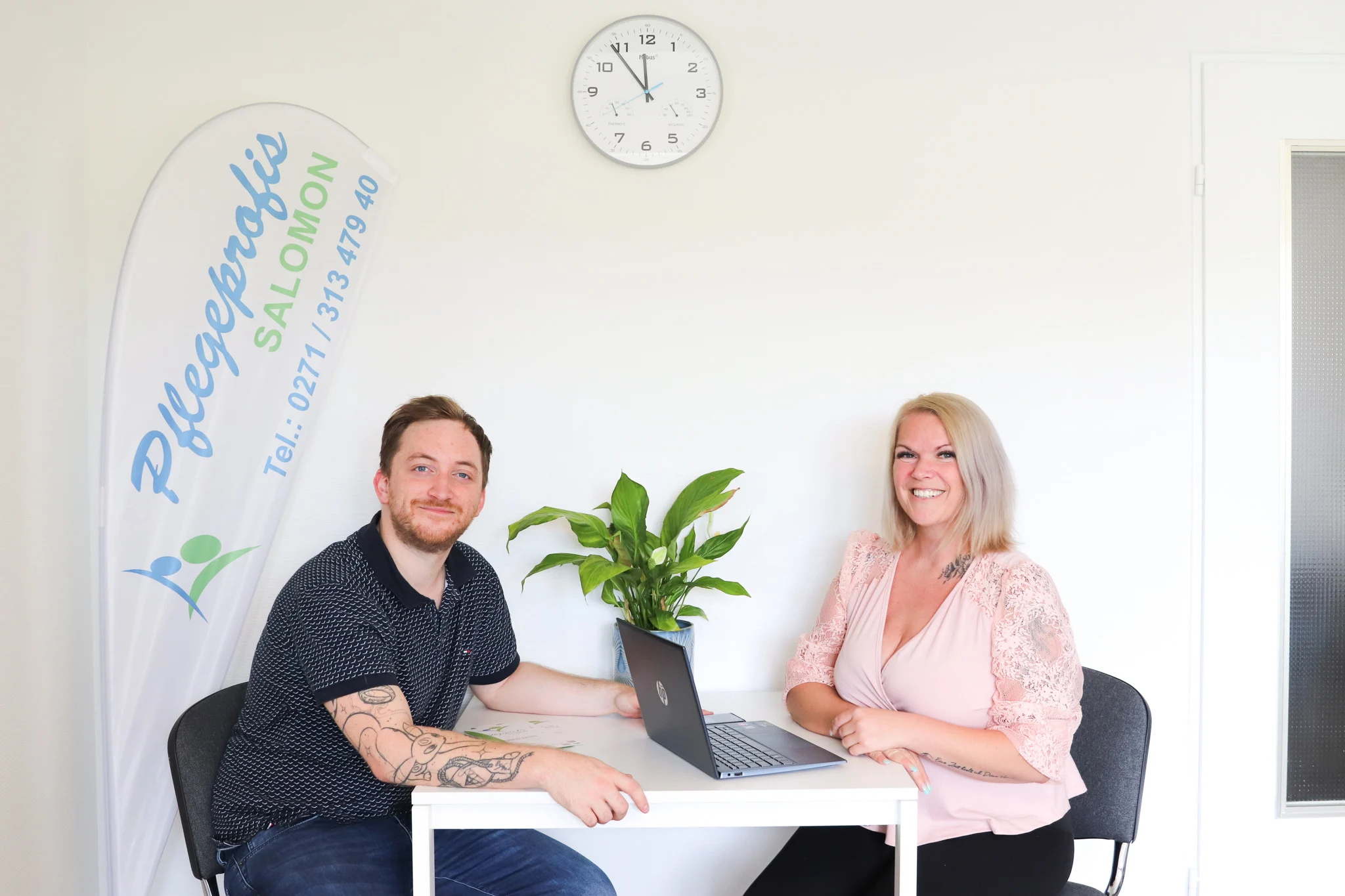 Merlin Salomon und Christine Renard im Büro der Pflegeprofis Salomon